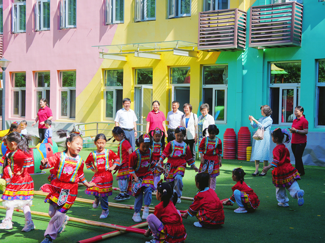 中國(guó)有研黨委委員、總會(huì)計(jì)師劉顯清與有研幼兒園小朋友歡度“六一”