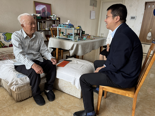 中國有研開展老干部、老黨員走訪慰問活動